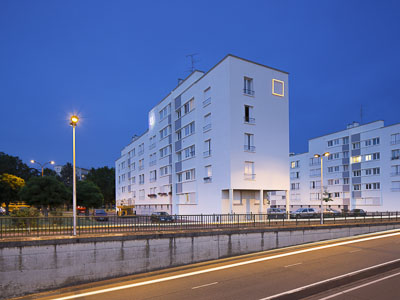 Bâtiment avec logo éclairé - Photographe Eclairage