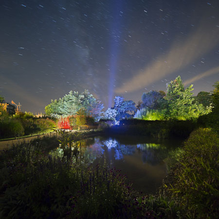 Jardin éclairé, ciel étoilé - Photographe Eclairage