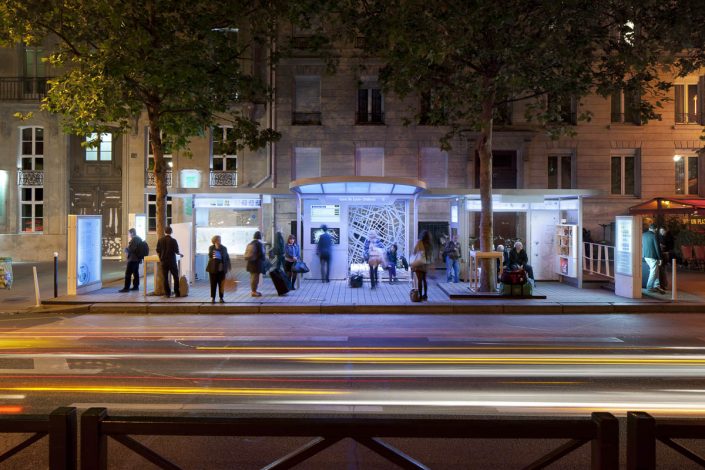 Arrêt de bus Gare de Lyon-Diderot à Paris - Photographe Architecture nuit 