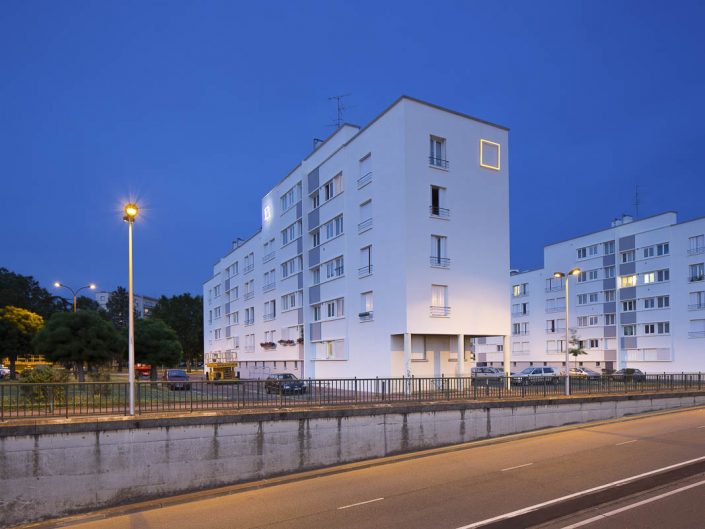 Essai d'enseignes lumineuses à Empalot - Photographe Architecture nuit 