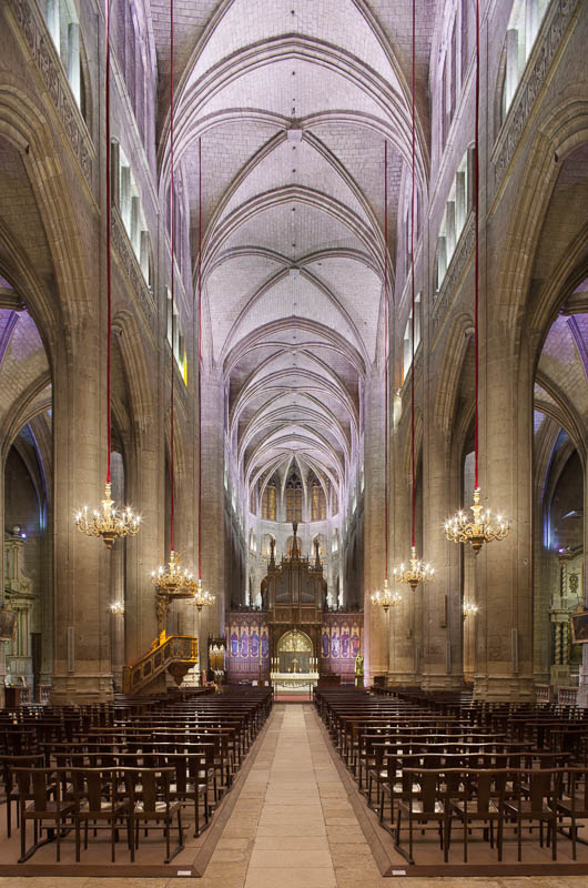 Intérieur éclairé de la cathédrale d'Auch - Photographe Eclairage 