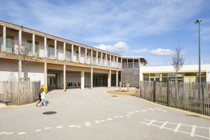 La cour intérieure avec des jeux pour les enfants peints au sol