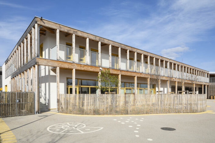 Vue de la façade depuis la cour intérieure de l'école Lucie Aubrac