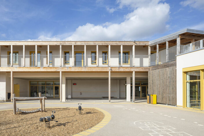 Vue de face de la façade en bois de la cour intérieure
