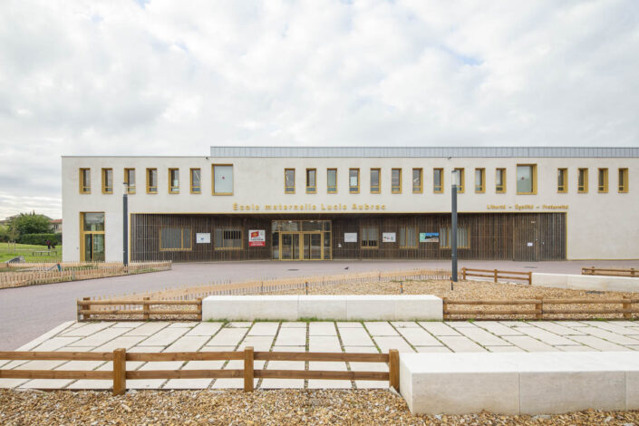 vue architecturale du parvis de l'école Lucie Aubrac