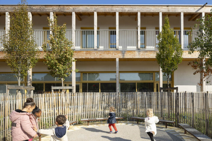 Architecture moderne en bois avec enfants jouant au premier plan