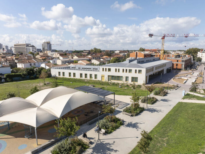 Vue aérienne de l'école Lucie Aubrac par David Aubert photographe architecture à Toulouse