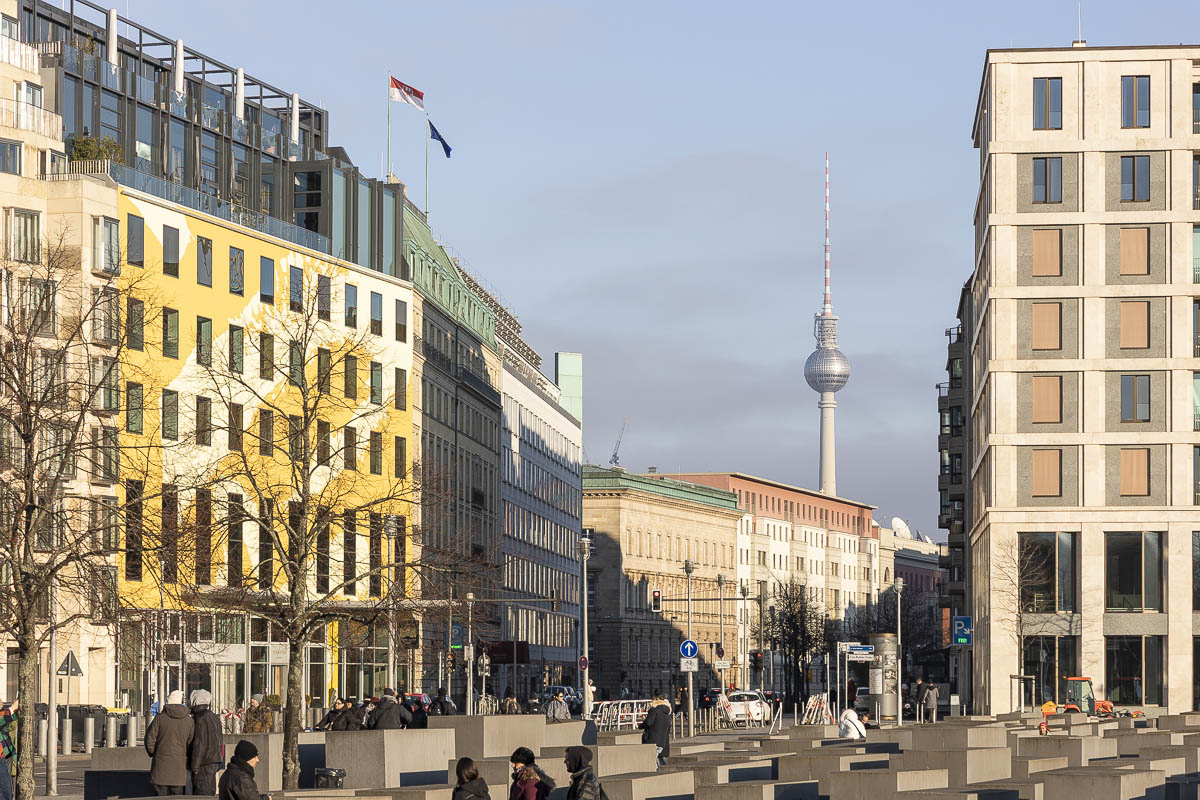 Architecture moderne dans le centre de Berlin, la tour radio dans le fond
