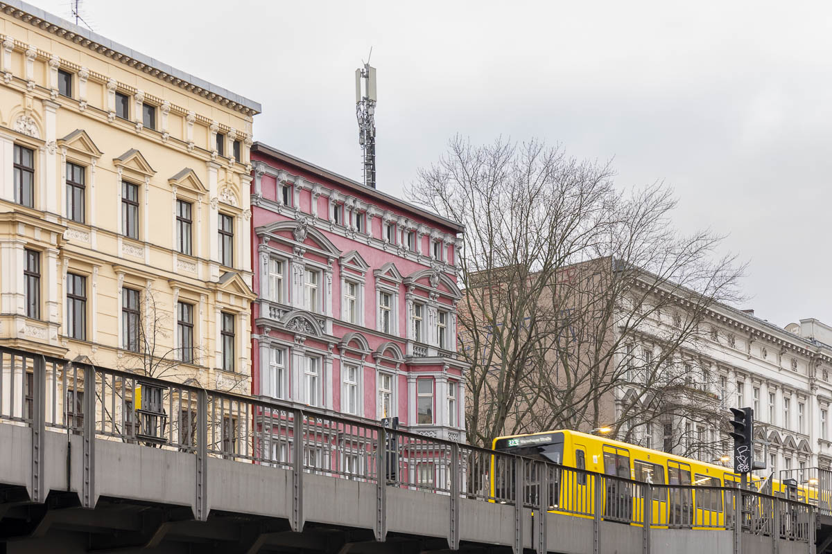 Architecture classique dans le centre de Berlin avec le métro moderne: couleurs diverses