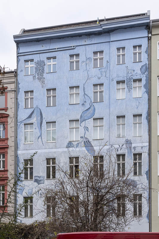 Façade moderne banale mais délicatement habillée par ces peintures bleu-gris pastel