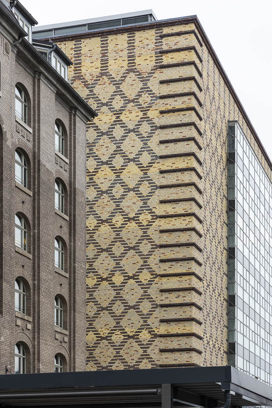 Bâtiment administratif fait de nombreuses pierres bigarées