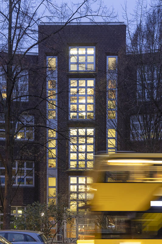 Immeuble vitré et en pierre de nuit