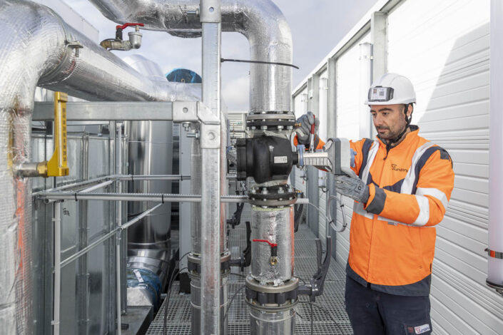 Un technicien ajuste les régalages de circuit de fluide