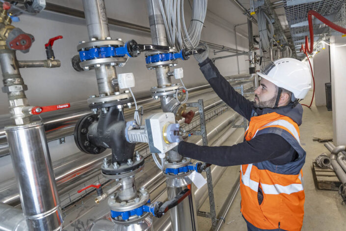 Technicien actionnant une vanne