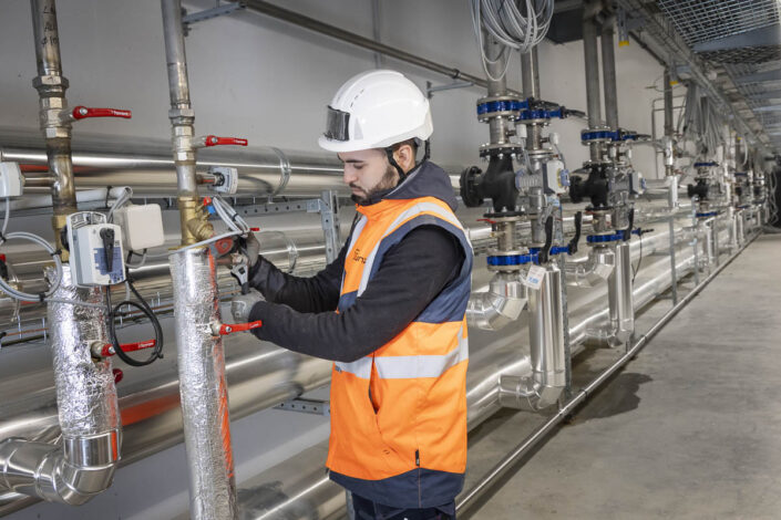 Technicien actionnant une vanne - Réseaux de circuits de fluide
