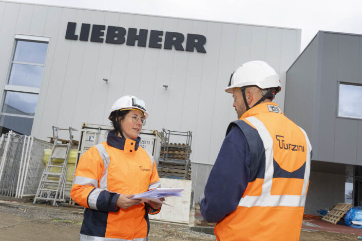 Employés de Tunzini échangeant devant l'usine par David Aubert photographe