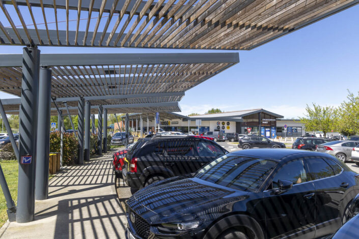 Parking ombragé de l'aire par le photographe d'entreprise David Aubert