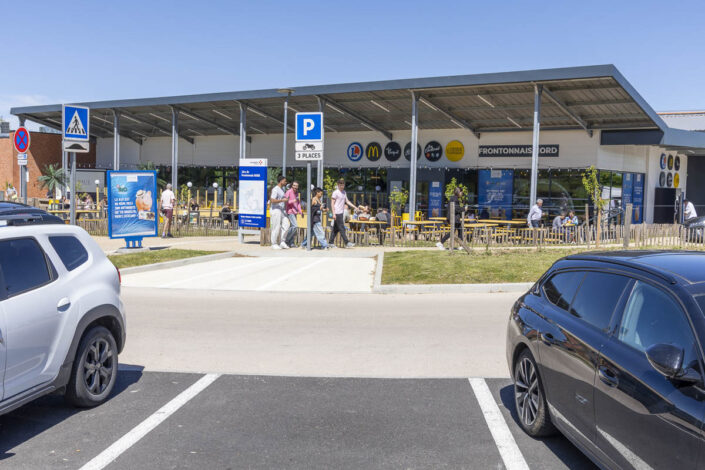 Parking devant le bâtiment principal de l'aire par David Aubert