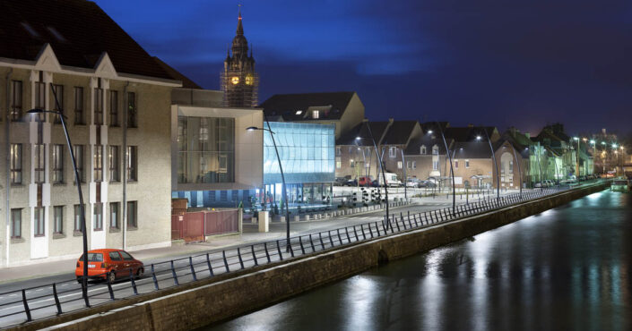 quais éclairés avec église derrière