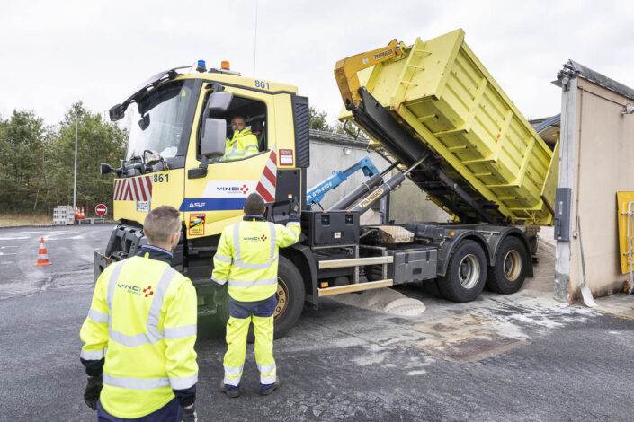 Le camion benne déverse le sable dans la réserve