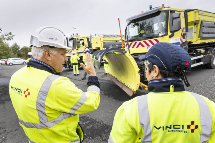 Importance de respecter une certaine distance entre le chasse neige et le camion